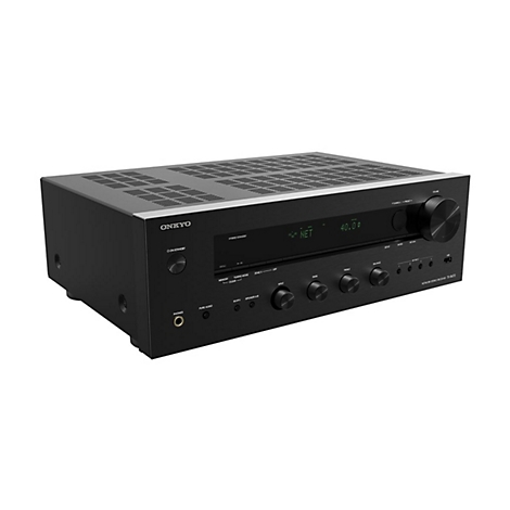 Schwarzer Onkyo Netzwerk-Stereo-Receiver mit Display, Drehreglern und Anschlüssen vor weißem Hintergrund.