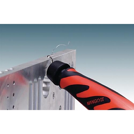 Close-up van een zilveren metalen plaat met een gereedschap erin, het gereedschap heeft een oranje en zwarte handvat. Het gereedschap is gemarkeerd met "MANGO II".
