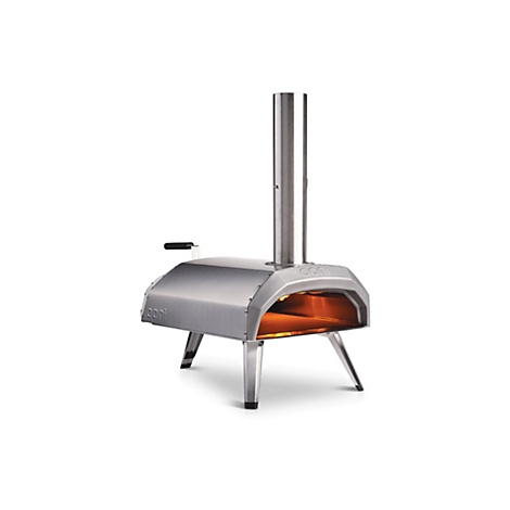 Ooni Pizzaofen aus Edelstahl mit brennender Flamme im Inneren vor weißem Hintergrund.