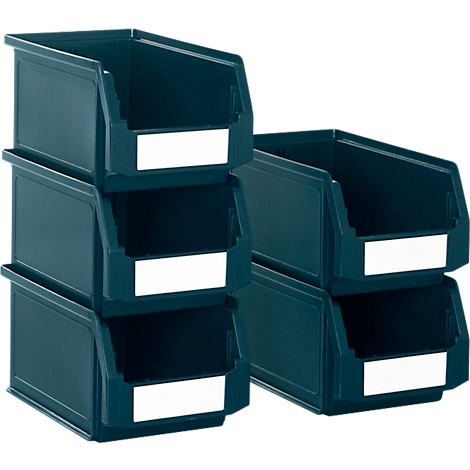Verschillende groene plastic containers, gerangschikt in twee stapels. Elke container heeft een wit labelgebied.