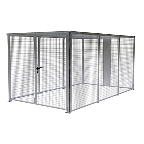 Metalen gaas opslagbox met deur en slot. Rechthoekige vorm, geïsoleerd op een witte achtergrond.