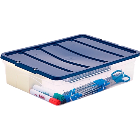 Transparante plastic doos met een blauw deksel, gevuld met pennen, papier en een schaar. Getoond tegen een witte achtergrond.