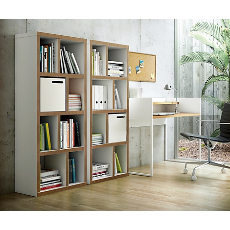 Kantoorhoek met twee witte boekenkasten, bureau en stoel. Er staat een laptop op het bureau. Er is een plant te zien bij het raam.
