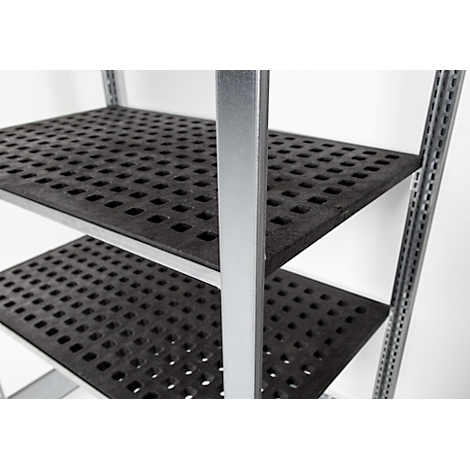 Close-up van een metalen plank met zwarte, geperforeerde planken.