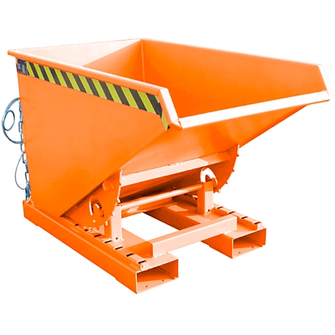 Oranje metalen kiepbak op een witte achtergrond. De container is gemarkeerd met zwart-gele strepen.