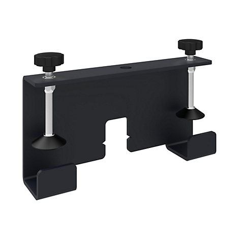 Schwarze Metallhalterung, mit zwei Drehknebeln und zwei Halterungen. Der Hintergrund ist weiß.