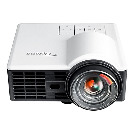 Projecteur Optoma blanc, objectif en focus. Boutons en haut. Lettrage Optoma sur le dessus.