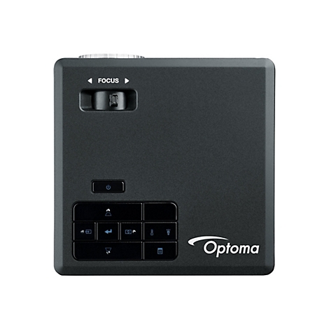 Projecteur Optoma noir, vue de face. FOCUS en haut et boutons de commande en dessous. Le mot Optoma est Ã  droite.