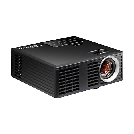 Projecteur Optoma noir, vue de face, détails de la mise au point et du logo. Sur fond blanc.