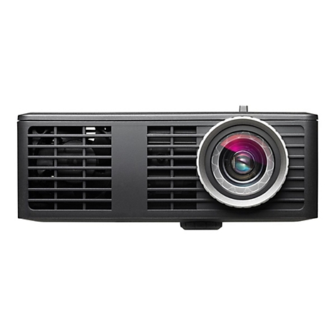Un projecteur noir sur fond blanc. L'objectif a un bord argenté et reflète les couleurs. Il y a une grille de ventilation sur la gauche.