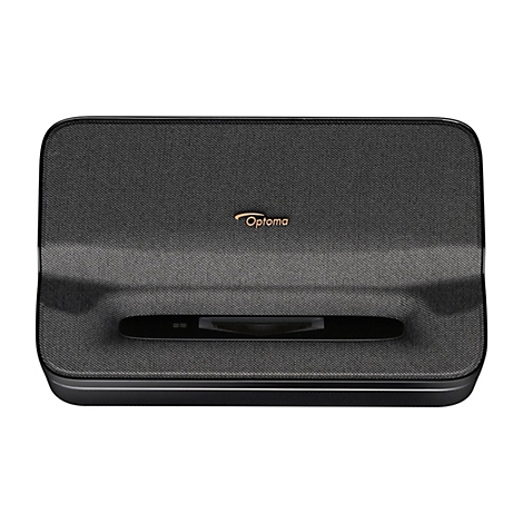 Schwarzer Optoma-Projektor, Frontansicht. Das Logo befindet sich oben rechts. Unterhalb befindet sich eine Aussparung mit Linsen.