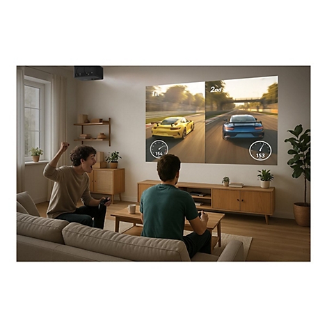 Deux hommes jouent à des jeux vidéo sur un écran. L'un applaudit, l'autre contrôle. Jeu de course, voiture jaune et bleue. Compteur de vitesse.