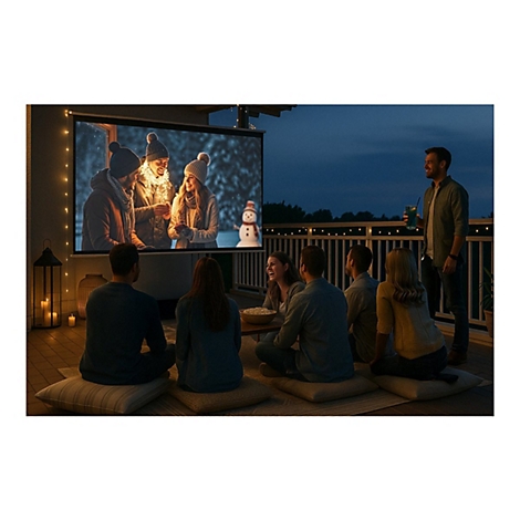Des amis regardent un film en plein air. Sur l'écran : des personnes avec des guirlandes lumineuses dans la neige. Un homme avec un cocktail sourit.