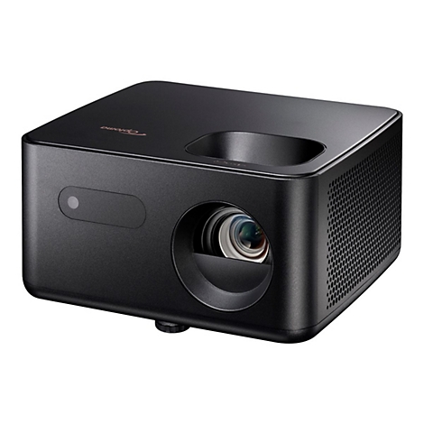 Un projecteur Optoma noir sur fond blanc. Il a un objectif, un capteur et une grille de ventilation.