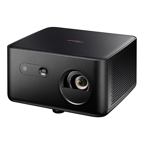 Projecteur noir avec logo Optoma. Objectif en focus, côté droit avec des évents.