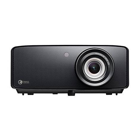 Schwarzer Projektor mit Objektiv und Logo. Auf der Linse steht „Zoom Lens 1.3X F1.94-2.23“.