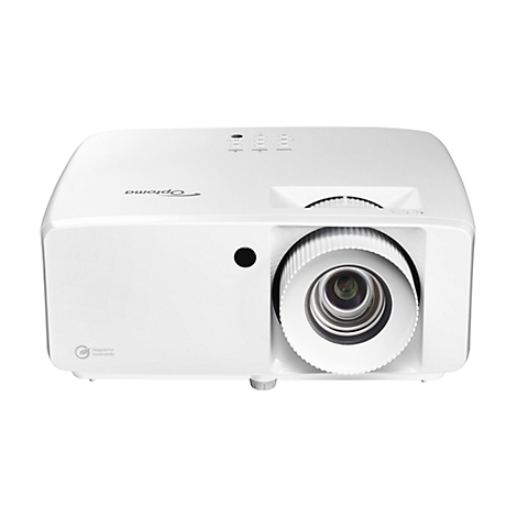 Projecteur Optoma blanc sur fond blanc. L'objectif est mis au point, à côté se trouvent des boutons de commande et le logo.