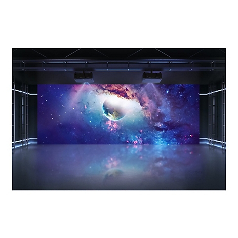 BÃ¼hne mit Bildschirm, auf dem ein Planet in einem nebligen Weltraumhintergrund gezeigt wird. Der Boden spiegelt das Bild.