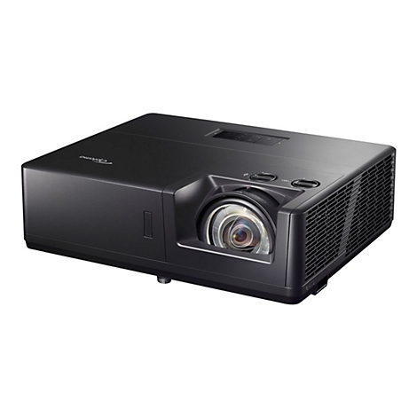 Schwarzer Projektor, schräg von vorne fotografiert. Optoma-Logo sichtbar. Objektiv, Lüftungsschlitze und Bedienelemente erkennbar.