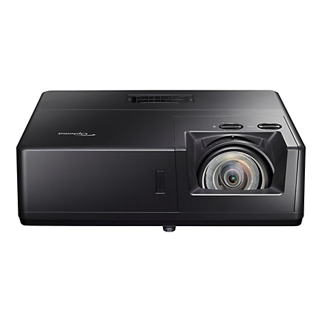 Ein schwarzer Optoma-Projektor. Das Objektiv ist im Fokus, das Gerät liegt auf weißem Hintergrund.