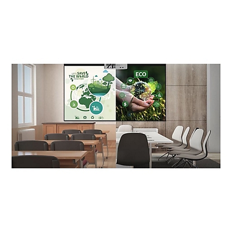 Une salle de classe avec deux Ã©crans axÃ©s sur l'environnement. Ã€ gauche, Â« Save the World Â», Ã  droite, Â« ECO Â». Salle de classe avec tables et chaises.