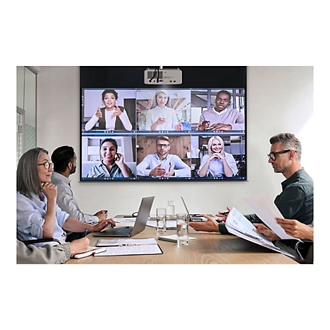 EmployÃ©s en rÃ©union. Sur l'Ã©cran, une vidÃ©oconfÃ©rence avec 6 personnes.