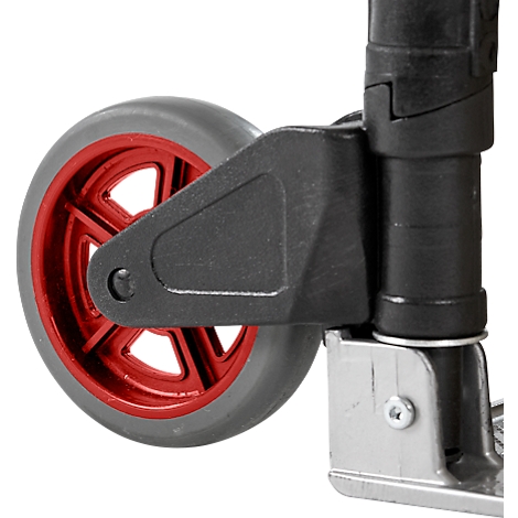 Detailopname van een scootwiel met een rode velg, grijze band en zwart plastic onderdeel.