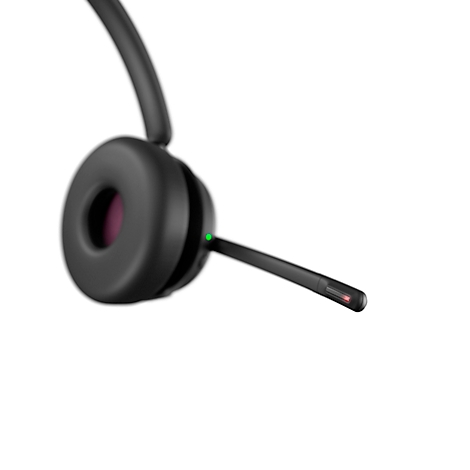 Casque noir avec microphone, gros plan sur fond blanc. Une lumière rouge à l'extrémité du microphone.
