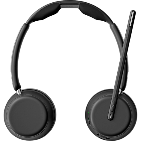 Gros plan d'un casque noir avec microphone. Le design est simple et moderne.