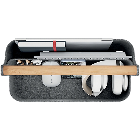 Organisateur en feutre gris avec poignée en bois, contenant ordinateur portable, carnet, clavier, souris, smartphone et casque.