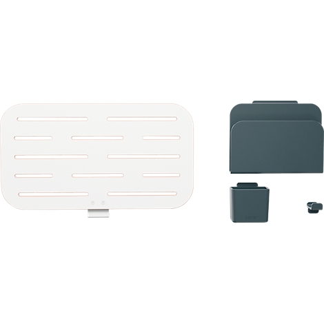 Accessoire de bureau blanc : un plateau à fentes, des dossiers, une tasse et de petits clips, le tout en gris clair.