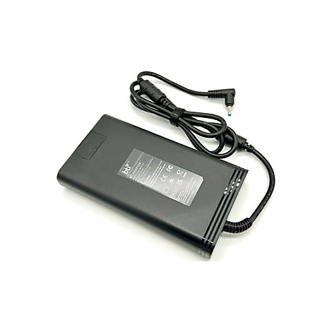 Schwarzes Laptop-Netzteil mit Kabel. Aufkleber mit Text auf der Oberseite.
