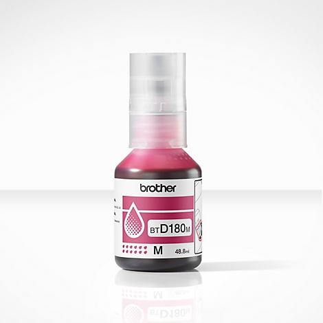 Eine Flasche magenta Brother Tinte auf weißem Hintergrund. Aufschrift: Brother, BT D180M, 48,8 ml.