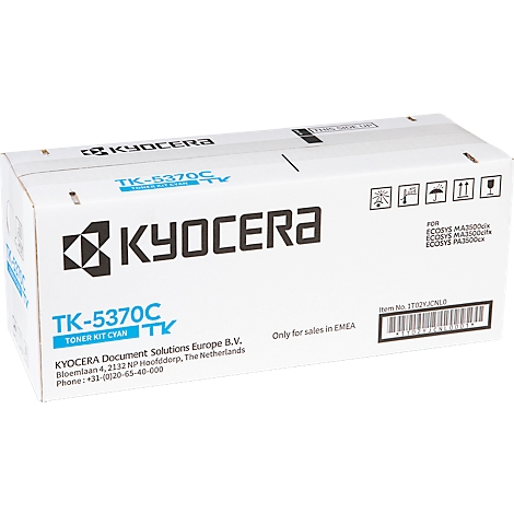 Eine weiße Kartonverpackung mit Kyocera-Logo und der Aufschrift TK-5370C Toner Kit Cyan.