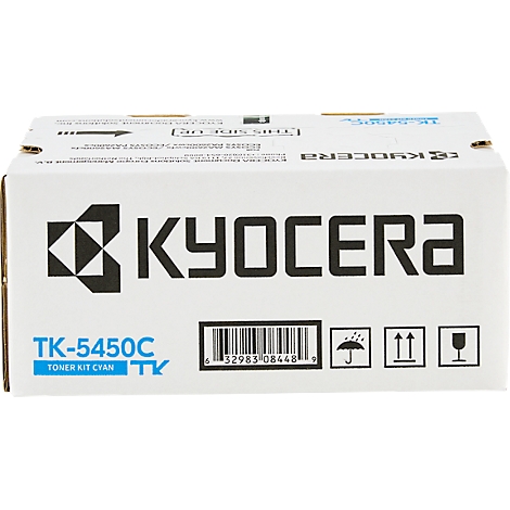 Karton mit Kyocera-Tonerkartusche. Aufschrift: TK-5450C, Toner Kit Cyan. Mit Barcode und Symbolen.