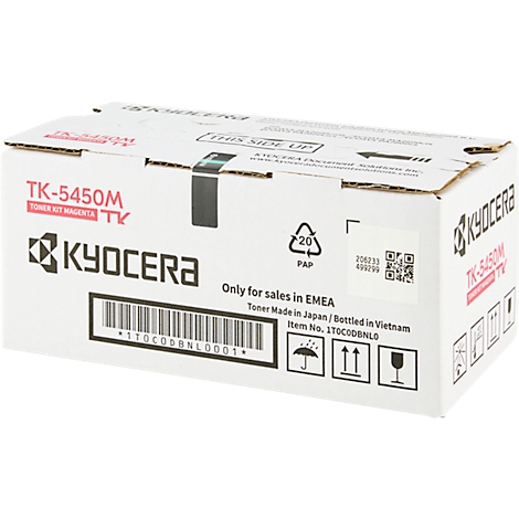 Weiße Kartonverpackung mit rotem Aufdruck für Kyocera Toner. Auf der Verpackung befinden sich Barcode, Produktbezeichnung, Markenlogo und Warnhinweise.