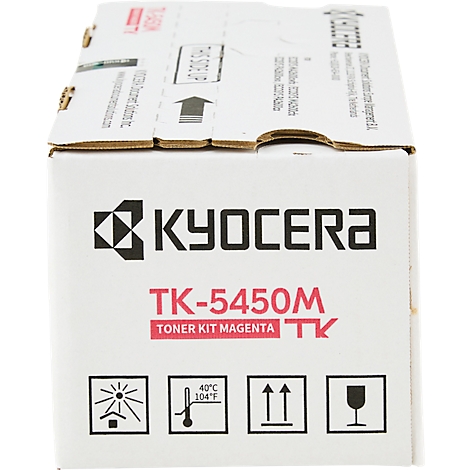 Karton mit Kyocera-Toner. Aufschrift: TK-5450M, Toner Kit Magenta, Symbole.