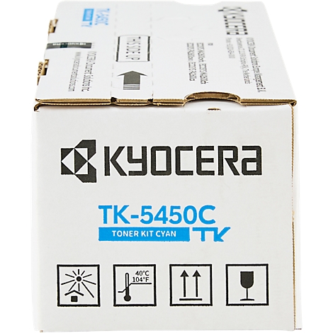 Close-up van een Kyocera tonercassette doos. Label: TK-5450C, Toner Kit Cyaan. Symbolen voor bescherming tegen zonlicht, temperatuur en transportrichting.