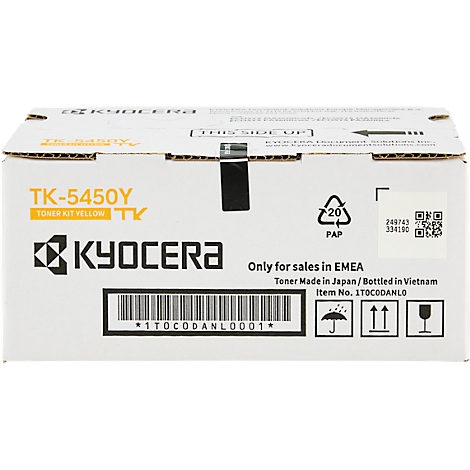 Een witte doos met gele tekst, Kyocera tonerset. Productaanduidingen en barcode zijn zichtbaar. Alleen voor EMEA-verkoop.