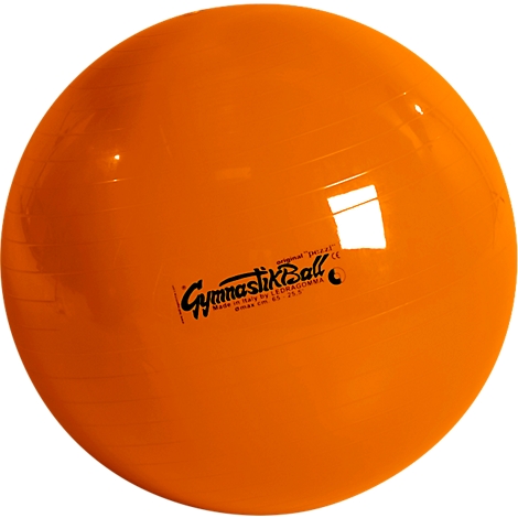 Een oranje gymnastiekbal met de tekst "GymnastikBall". De bal heeft een glad oppervlak en een paar fijne lijnen.
