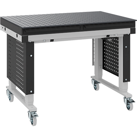 Zwarte werkbank op wielen. Het werkoppervlak is geperforeerd, de poten lichtgrijs en zwarte panelen met gaten aan de zijkanten.