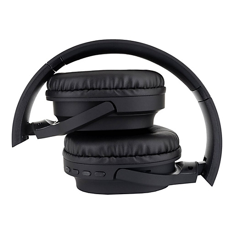 Schwarzer, zusammengeklappter Kopfhörer vor weißem Hintergrund. Sichtbar sind Ohrmuscheln, Bügel und Bedienelemente.