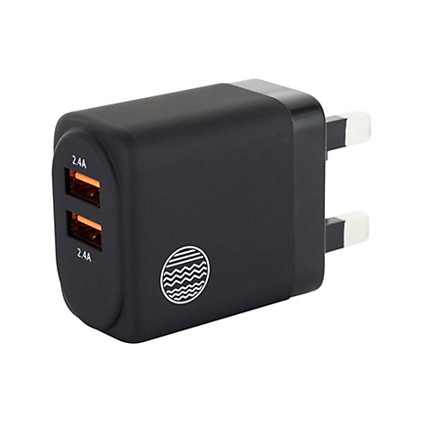 Schwarzes Ladegerät mit zwei USB-Anschlüssen, 2.4A. Auf der Seite ein Logo mit Linien. Stecker mit weißen Spitzen.
