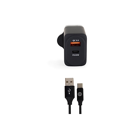 Schwarzes Ladegerät und Ladekabel auf weißem Hintergrund. Das Ladegerät hat einen QC 3.0 und PD30W Anschluss. Das Kabel hat einen USB- und einen USB-C-Anschluss.