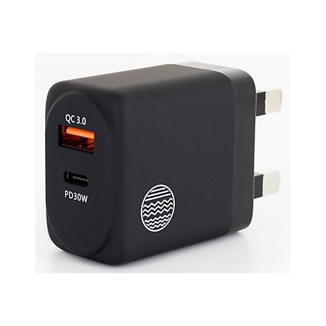 Schwarzes Ladegerät, Steckdose mit QC 3.0 und PD30W Anschlüssen.