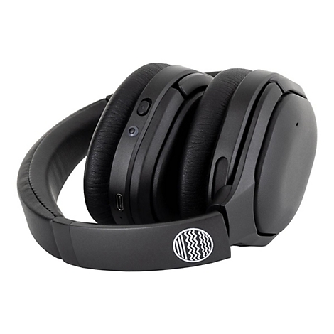 Schwarzer Over-Ear-Kopfhörer, Detailansicht. Der Bügel trägt ein weißes Logo.