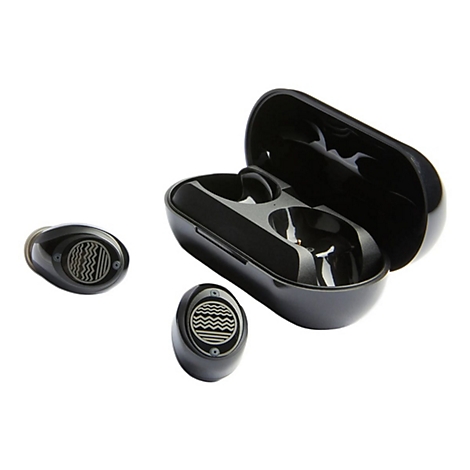 Schwarze kabellose Ohrhörer mit Ladecase, vor weißem Hintergrund. Zwei Ohrhörer liegen neben dem offenen Case.