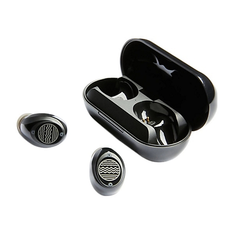 Schwarze kabellose Ohrhörer mit Ladecase auf weißem Hintergrund.