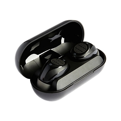 Schwarze kabellose Ohrhörer liegen in einer offenen, schwarzen Ladeschale auf weißem Grund.