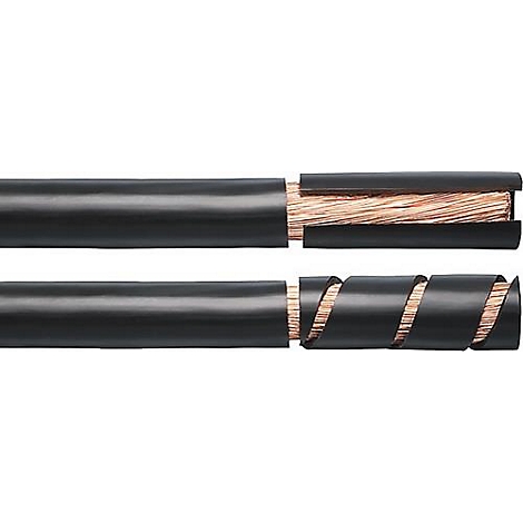 Câble électrique noir, coupé en deux endroits pour montrer les fils de cuivre. Un câble est dénudé en spirale.